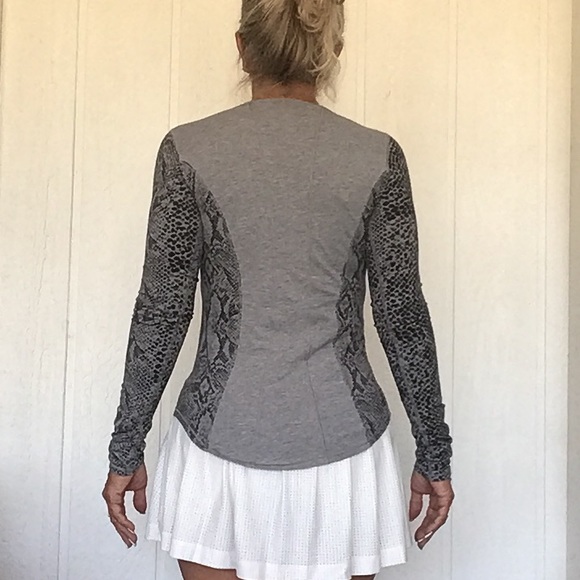 LULULEMON BETWEEN THE LINES LONG SLEEVE TOP SIZE 8 - Picture 7 of 13